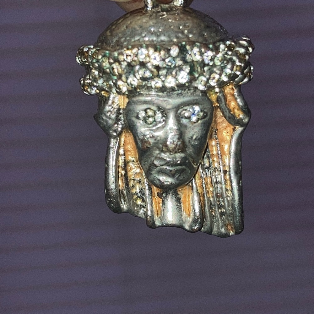 “Jesus” Piece Pendant 18k